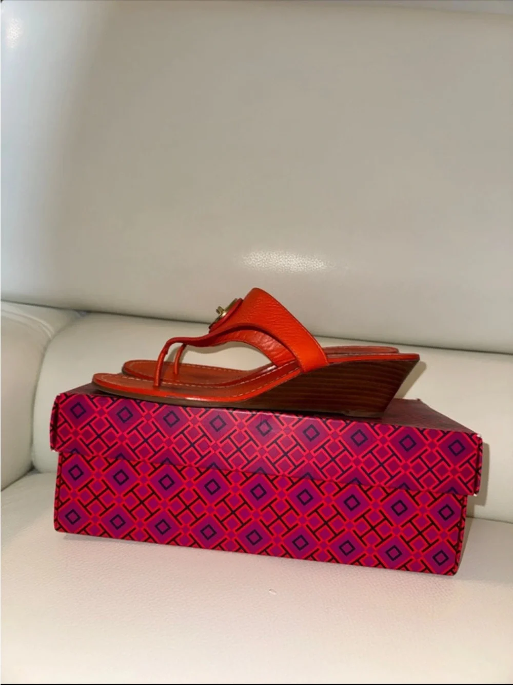 TORY BURCH ORANGE LEATHER THONG SANDALS WITH LOGO MEDALLION